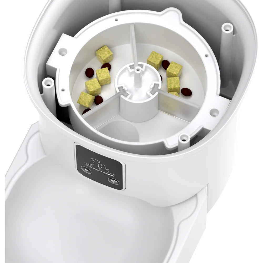 Cutaway view of the 4L automatic pet feeder's internal rotating food tray with kibble and treats.